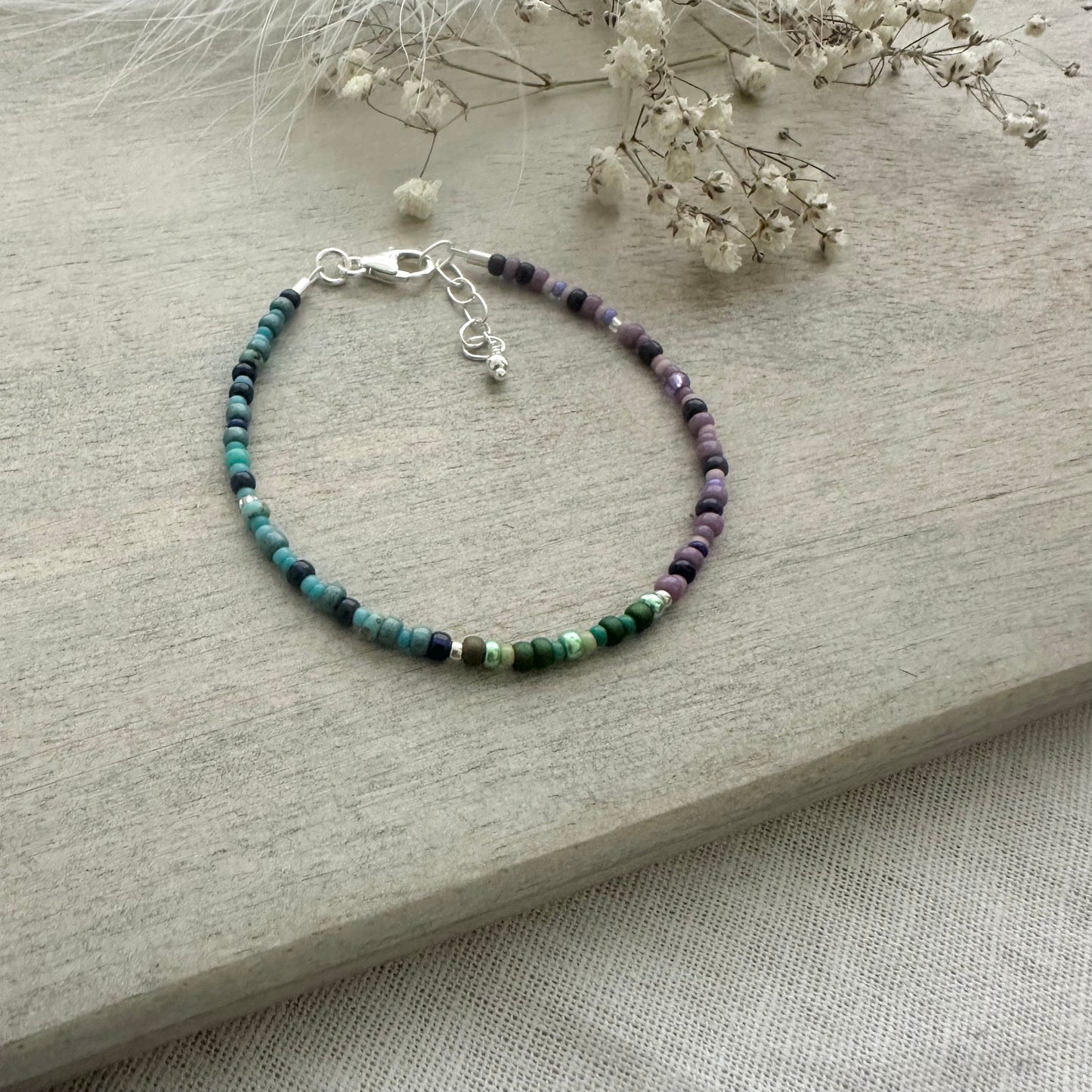 Green blue purple shades Bracelet with seed beads