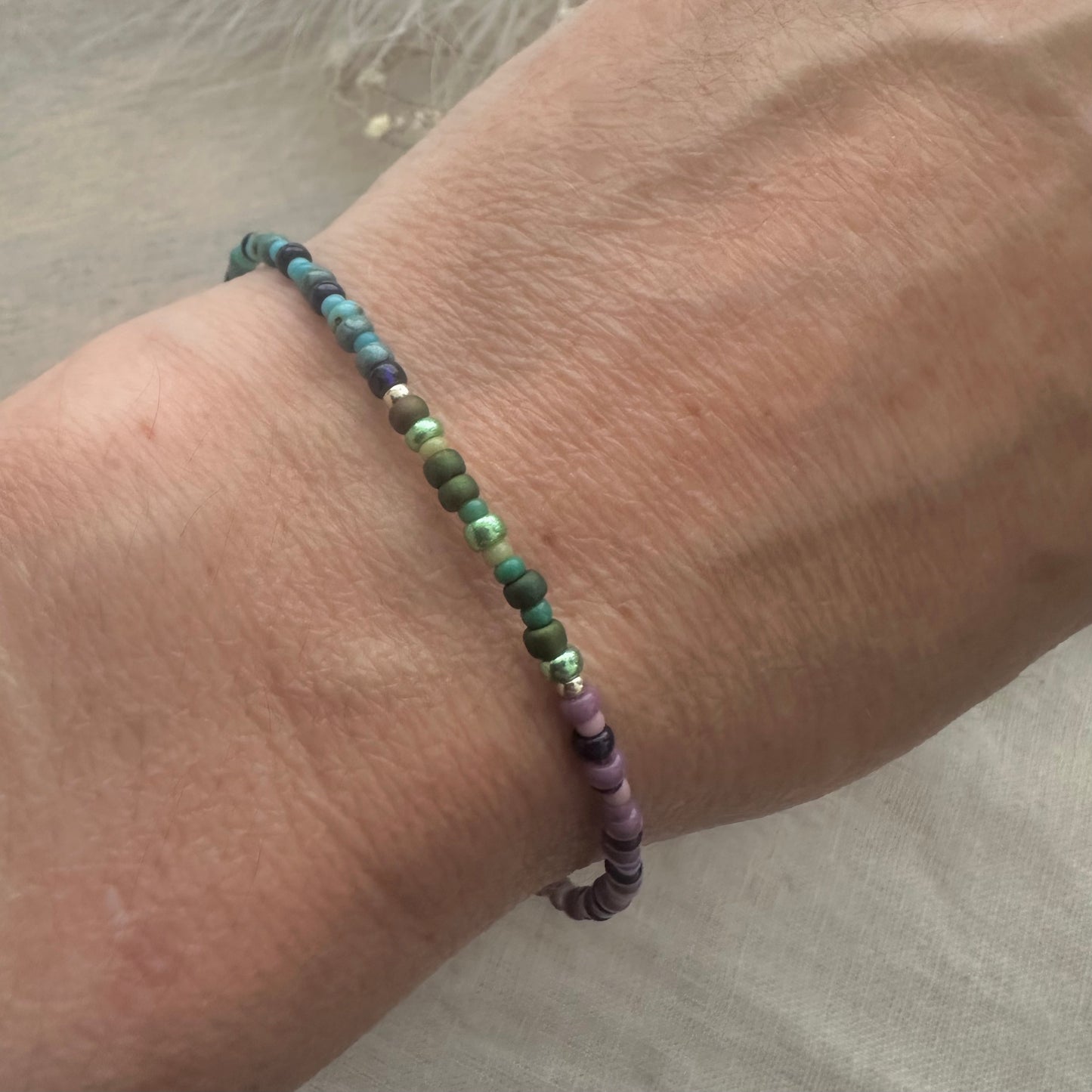 Green blue purple shades Bracelet with seed beads